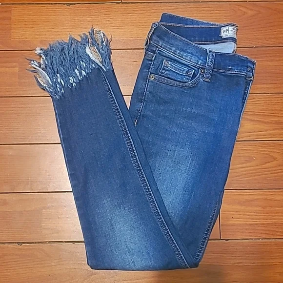 Free People mid-rise distressed frayed ankle jeans, size 25. - Picture 8 of 13